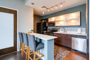 Smart, Stylish Music City Condo - Concierge, Restaurants, Gym, Rooftop Patio, Parking